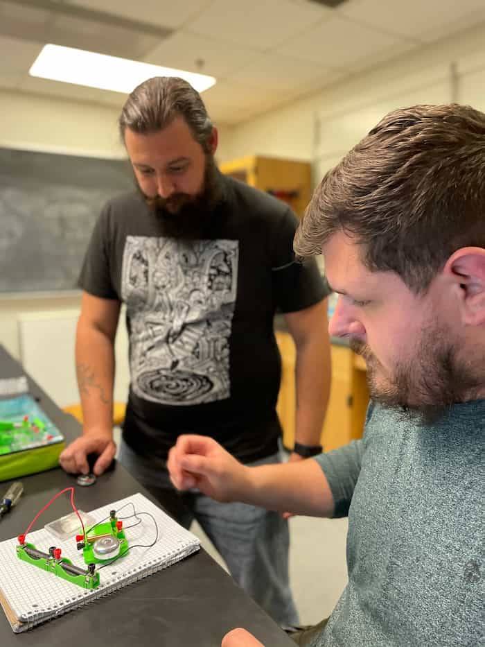 EET students working in circuits lab