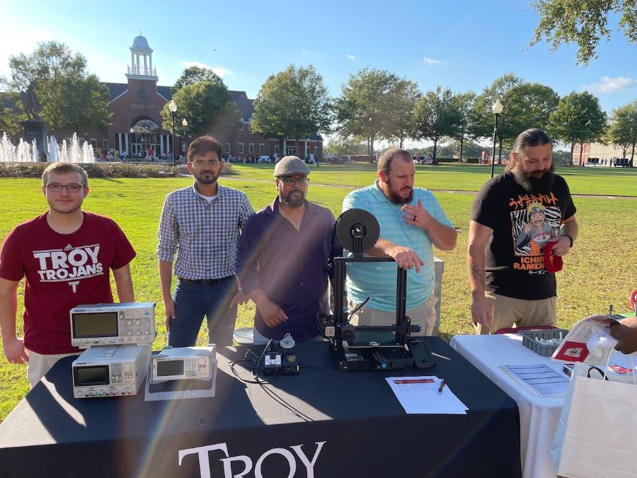 EET students and Faculty participating in Fall 2021 Trojan Day