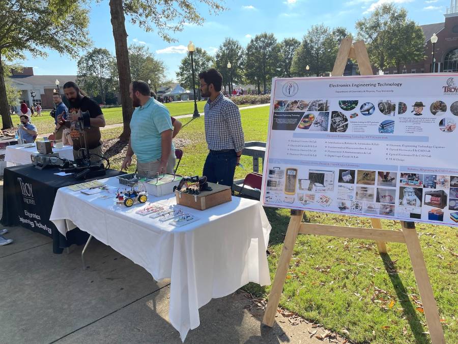 EET students and Faculty participating in Fall 2021 Trojan Day