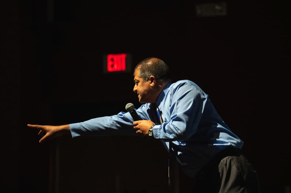 Program director calls on students to answer questions for prizes in Geo Day closing session