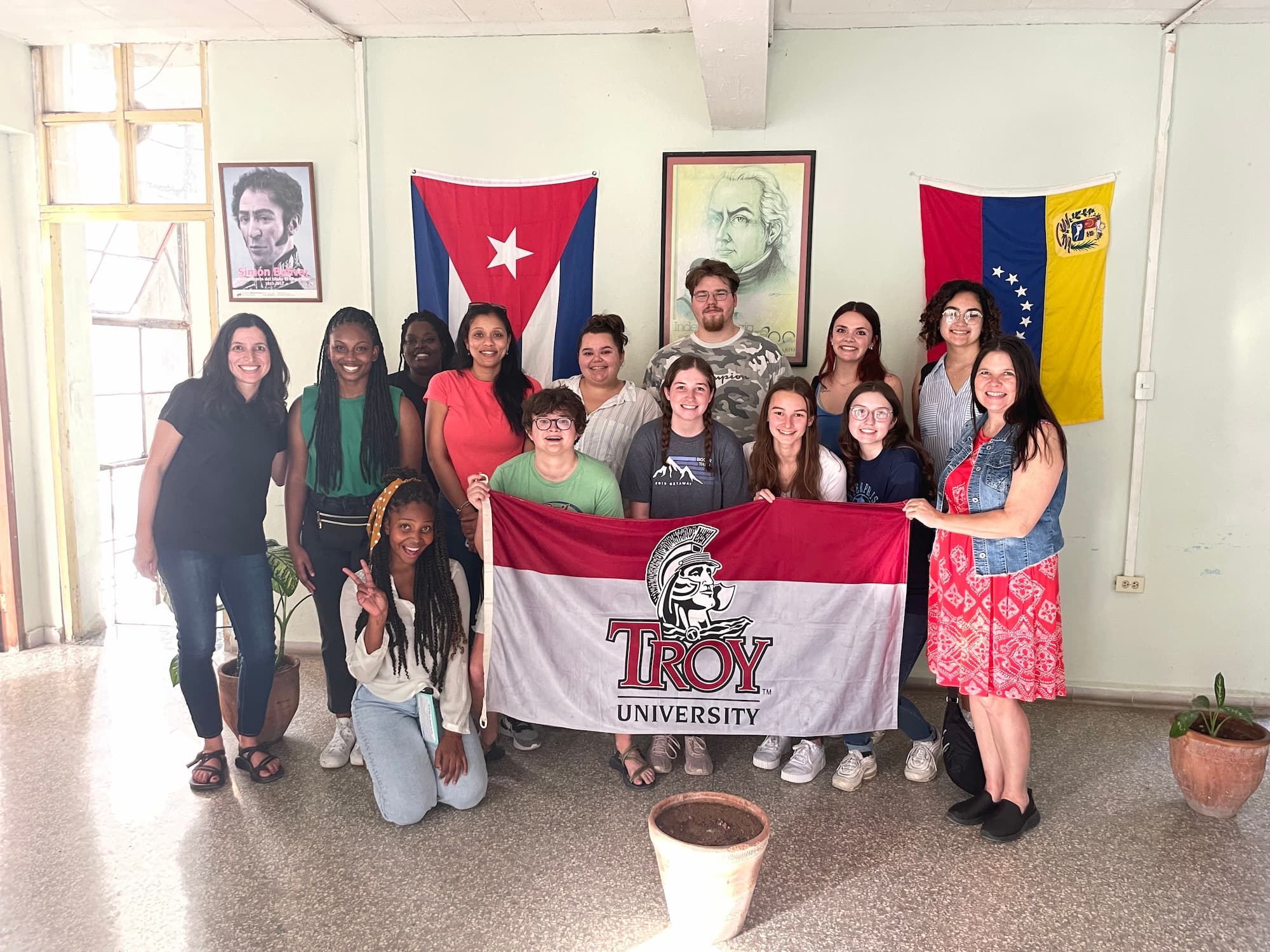 Professor Johanna Alberich leads language students in Cuba.