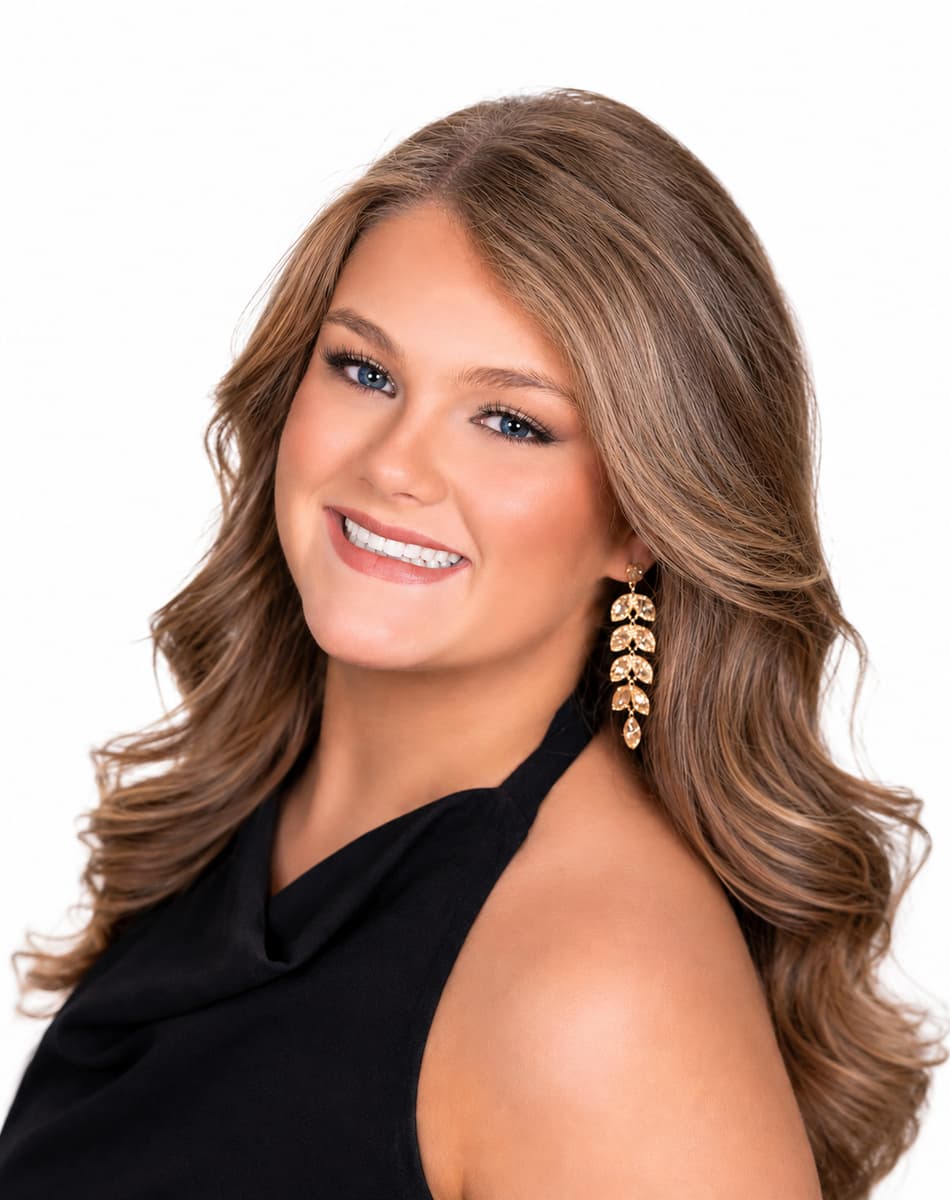 GRACIE ARNOLD Headshot