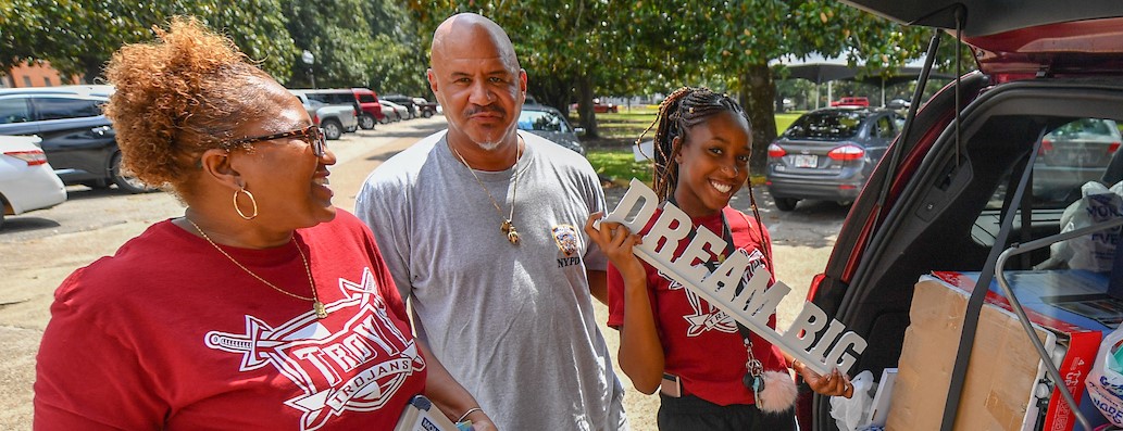 Samatha Osei, a freshman from Panama City, FL gets some help from her parents as the prepares to move into her new dorm room.