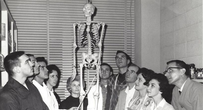 Photo of students in a classroom from 1950s.